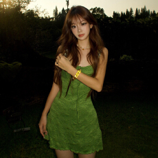 批发法式复古肌理感绿色吊带短裙子女夏季新款显瘦抹胸海边度假连衣裙