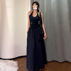 批发法式吊带挂脖无袖连衣裙子女夏2026新款爆款收腰显瘦气质背心长裙