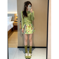 批发2026<b class='q'>新款</b>超火初夏独特漂亮绿色连衣裙子女多巴胺穿搭碎花短裙套装