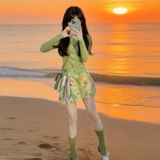 批发2026<b class='q'>新款</b>超火初夏独特漂亮绿色连衣裙子女多巴胺穿搭碎花短裙套装