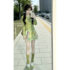 批发2026<b class='q'>新款</b>超火初夏独特漂亮绿色连衣裙子女多巴胺穿搭碎花短裙套装