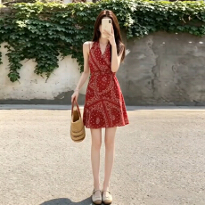 批发法式V领无袖红色碎花<b class='q'>连衣裙</b>子女2026夏季新款海边度假风纯欲短裙