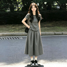 巨好看韩系穿搭一整套2026新款灰色短袖t恤女夏季长裙子两件套装