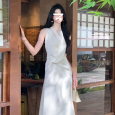 批发法式温柔风白色无袖连衣裙子女<b class='q'>夏</b>季2026新款荡领扭结淡人高知长裙
