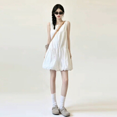 批发海边度假风白色无袖背心<b class='q'>连衣裙</b>女夏季2026新款小个子蓬蓬花苞短裙