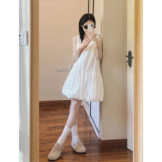 批发海边度假风白色无袖背心<b class='q'>连衣裙</b>女夏季2026新款小个子蓬蓬花苞短裙