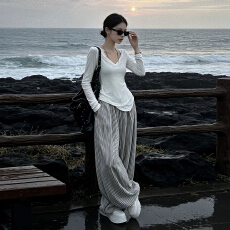 批发韩系松弛感穿搭早秋套装女2026新款白色长袖<b class='q'>T</b><b class='q'>恤</b><b class='q'>条纹</b>阔腿裤两件套