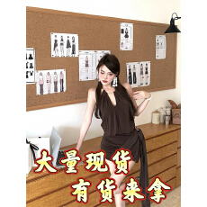 超出片气质挂脖V领无袖连衣裙夏季新款设计感不规则飘带包臀裙女