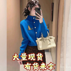 批发克莱因蓝色高领毛衣<b class='q'>女</b>冬季2025新款小刺绣超好看针织<b class='q'>开衫</b>外套上衣