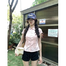 批发韩系正肩短袖<b class='q'>衬衫</b>女<b class='q'>夏季</b><b class='q'>T</b><b class='q'>恤</b>设计感小众日系宽松纽扣收腰短款上衣