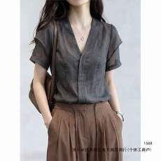 批发灰色V领短袖<b class='q'>衬衫</b>女夏季2026新款<b class='q'>时尚</b>感微透设计显瘦减龄上衣