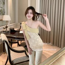批发已出大货 甜美花朵斜肩小衫女2026夏温柔氛围感<b class='q'>显瘦</b>露肩无袖上衣