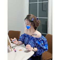 批发小众设计感一字领露肩克莱因蓝色衬衫女复古辣妹印花宽松百搭上衣