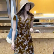 批发欧货时尚复古气质<b class='q'>印花</b>v领显瘦短袖上衣女夏季新款高级感显白<b class='q'>衬衣</b>