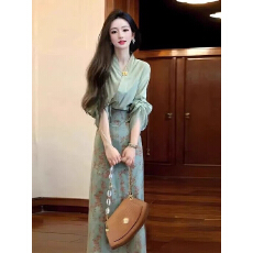 批发2026夏季新中式国风套装绿色v领上衣女高级感碎花包臀长裙两件套