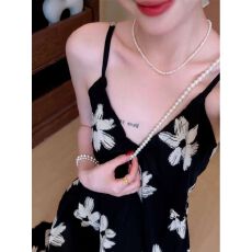 批发海边度假高级感黑色碎花V领吊带连衣裙夏天巨好看小众不撞款裙子