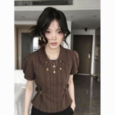 批发复古条纹风双排扣短袖<b class='q'>衬衫</b>女2026<b class='q'>夏季</b>翻领泡泡袖收腰通勤上衣显瘦