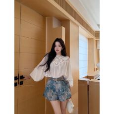 批发法式白色镂空蕾丝拼接衬衫女夏季时尚套装<b class='q'>碎花</b>高腰阔腿<b class='q'>短裤</b>两件套