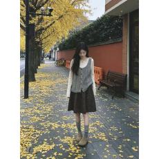 批发韩系学院风吊带毛衣背心叠穿长袖打底衫女2026新款碎花短裙三件套