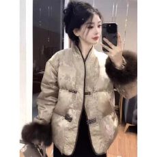 批发2026冬新款新中式国风毛毛袖缎面提花盘扣羽绒棉服女显瘦洋气外套