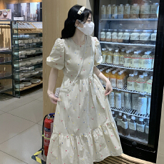 批发实拍米色法式<b class='q'>刺绣</b><b class='q'>连衣裙</b>女夏季新款复古甜美泡泡袖露背小爱心长裙