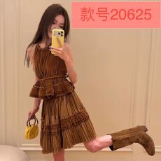 批发一颗Tian草莓 “焦糖奶油蛋糕”挂脖露背上衣 <b class='q'>蓬蓬</b>半裙丝绒套装