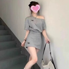 批发黑色显瘦休闲运动套装女夏季学生宽松韩版时尚斜肩短袖短裙两件套