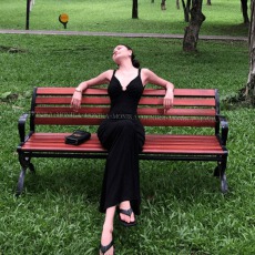 批发法式气质黑色v领露背吊带连衣裙女夏季性感辣妹高腰显瘦开叉长裙