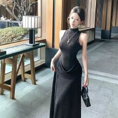 批发女人味名媛2026新款无袖背心包臀<b class='q'>连衣裙</b>褶皱收腰显瘦开衩长款礼服
