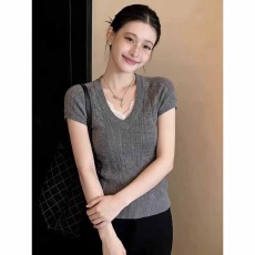 批发韩系灰色V领<b class='q'>蕾丝</b>拼接肌理针织短袖女夏季新款修身显瘦小个子上衣1