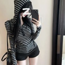 批发早春上新经典学院风黑灰<b class='q'>条纹</b><b class='q'>长袖</b>连帽上衣修身收腰气质减龄打底衫