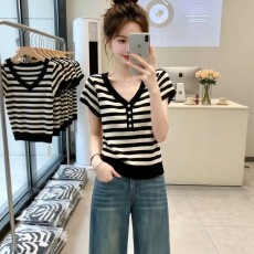 批发大码韩版条纹V领短袖针织衫女2026夏季新款<b class='q'>胖</b><b class='q'>MM</b>独特漂亮修身上衣