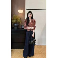 批发新款法式复古V领红格纹衬衫女秋设计感收腰长袖气质打底上衣