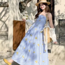 批发法式甜美蓝色抹胸吊带<b class='q'>连衣裙</b>女收腰海边度假风小雏菊绣花长裙
