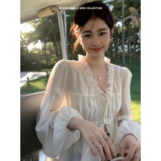 批发MUKOK法式白色木耳边V领泡泡袖衬衫女春季新款飘逸甜美减龄雪纺衫
