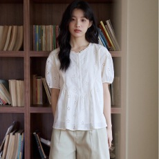 批发杏色绣花镂空泡泡袖衬衫女夏法式木耳边全棉圆领娃娃衫上衣