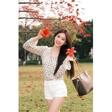 批发植绒爱心 V 领<b class='q'>喇叭袖</b>雪纺衬衫女短款薄款微透气质温柔风上衣