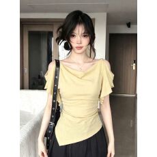 批发黄色荡领露肩飞飞袖上衣<b class='q'>女</b>侧边收褶不规则下摆温柔风<b class='q'>修身</b>小衫
