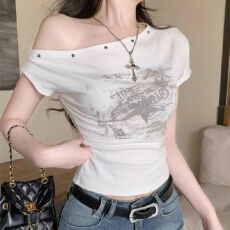 批发设计感不规则美式辣妹印花斜肩短袖<b class='q'>T</b><b class='q'>恤</b>女夏季褶皱短款上衣