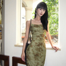 批发2026夏绿野仙踪设计感小众<b class='q'>印花</b>莫奈花园暗苔绿复古吊带<b class='q'>连衣裙</b>长裙