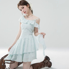 批发夏季新款气质<b class='q'>时尚</b><b class='q'>潮流</b>露肩短袖不规则下摆荷叶连衣裙女