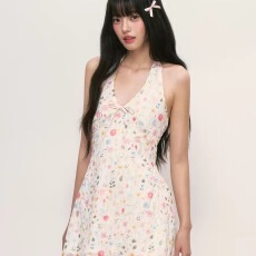 批发法式小碎花裙<b class='q'>连衣裙</b>2026新款女高级感无袖挂脖吊带裙子