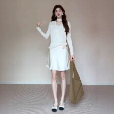 批发早春温柔穿搭一整套纯欲假两件挂脖长袖上衣蕾丝花边短裙两件套装