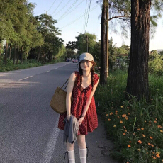 批发2026新款甜美风红色花边印花气质背心<b class='q'>连衣裙</b>女夏季小众减龄A字裙