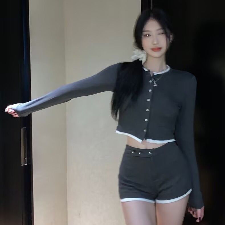 BY34959# 巧克少女撞色排扣短款长袖针织T恤女春季高腰显瘦紧身热裤两件套  服裝批發女裝批發服飾貨源