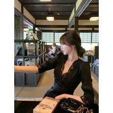 批发韩女氛围~好质感醋酸<b class='q'>缎面</b>蕾丝拼接上衣女夏季纯欲性感中袖V领衬衫
