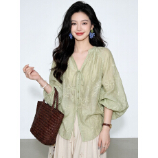 批发法式气质慵懒绿色碎花灯笼袖衬衫女2026早春<b class='q'>新款</b>超火减龄系带上衣