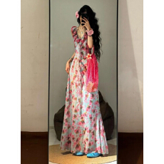 批发茶歇法式v领碎花<b class='q'>连衣裙</b>女夏海边度假漂亮独特绝美收腰气质<b class='q'>长裙</b>子