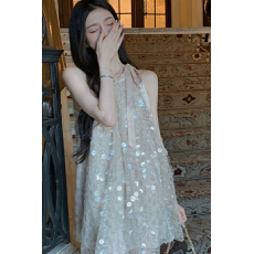 批发沙滩度假亮片挂脖连衣裙女夏季设计感吊带裙子高级感秋季内搭短裙