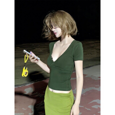 批发夏季独特复古辣妹绿色深v领<b class='q'>短袖</b>t恤<b class='q'>女</b>设计感修身显瘦短款正肩上衣